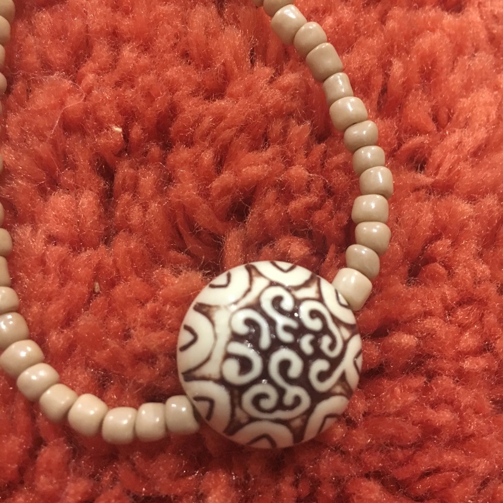 Stone carved pendant on glass beads - Picture 4 of 8